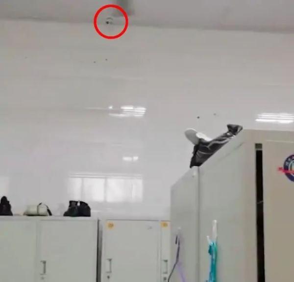 员工更衣室竟有9个摄像头!隐私该如何保障? 员工更衣室竟有9个摄像头!隐私该如何保障?