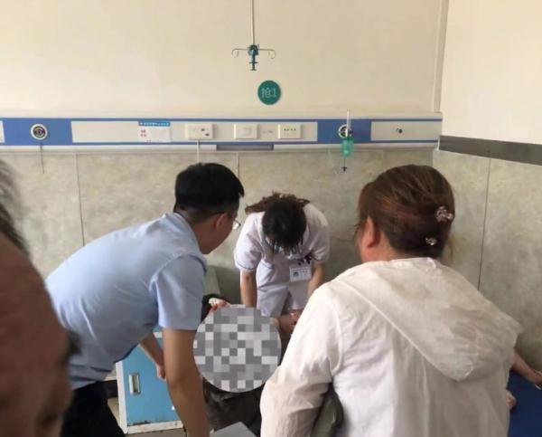 车祸现场，女子怀抱奄奄一息的孩子求救……他停下了！