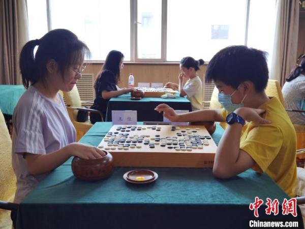 山西首届女子业余围棋棋王赛收官 围棋教师蔚昭戴上“桂冠”