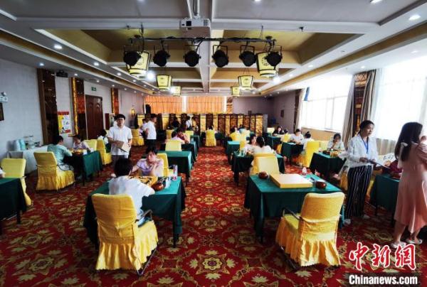 山西首届女子业余围棋棋王赛收官 围棋教师蔚昭戴上“桂冠”