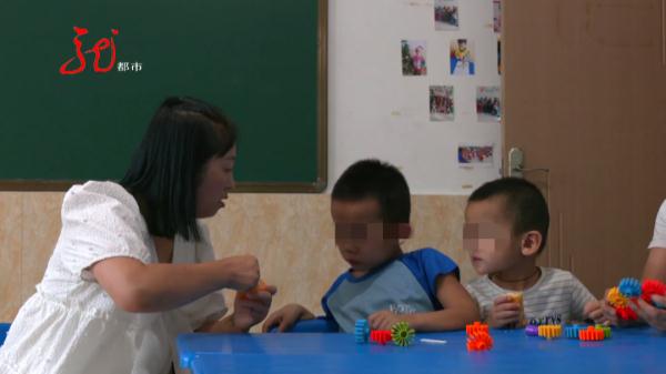 黑龙江一对小哥俩在幼儿园待了二十多天，“失联”爸爸终于露面