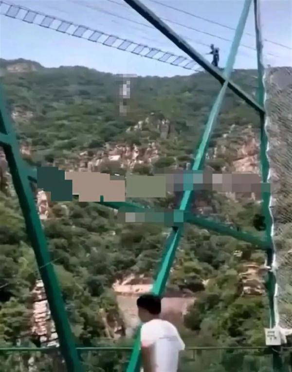 步步惊心！一天两起坠落事故，一死一伤，都和这种网红桥有关