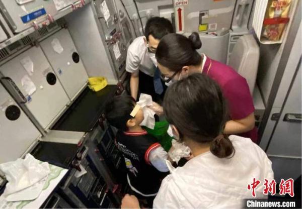 “无陪”小旅客突发不适 南航乘务组全程守护