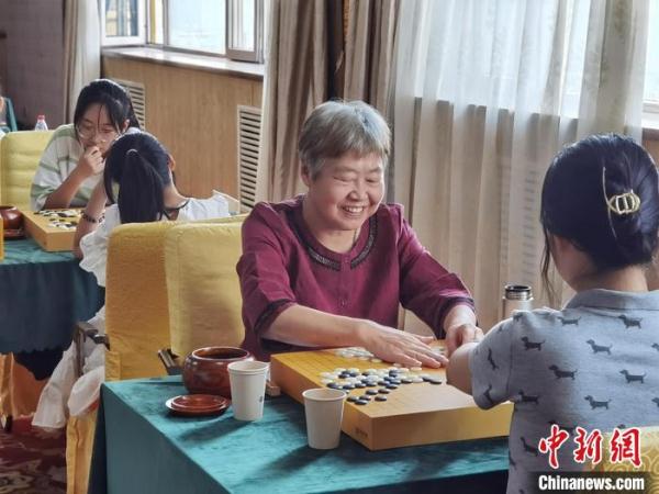 山西首届女子业余围棋棋王赛收官 围棋教师蔚昭戴上“桂冠”