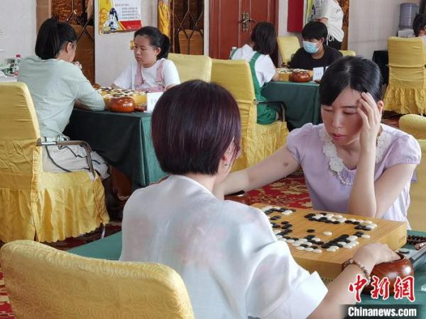 山西首届女子业余围棋棋王赛收官 围棋教师蔚昭戴上“桂冠”