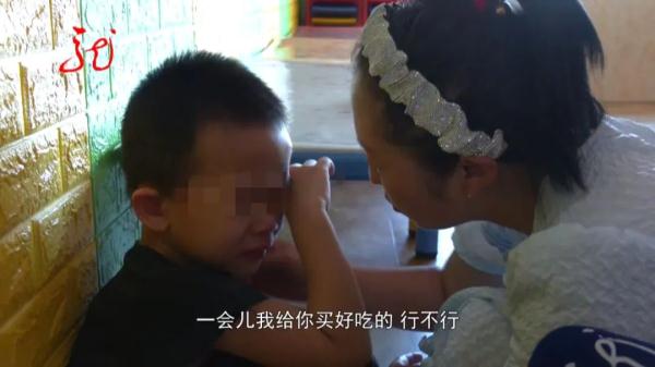 黑龙江一对小哥俩在幼儿园待了二十多天，“失联”爸爸终于露面