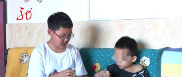 黑龙江一对小哥俩在幼儿园待了二十多天，“失联”爸爸终于露面