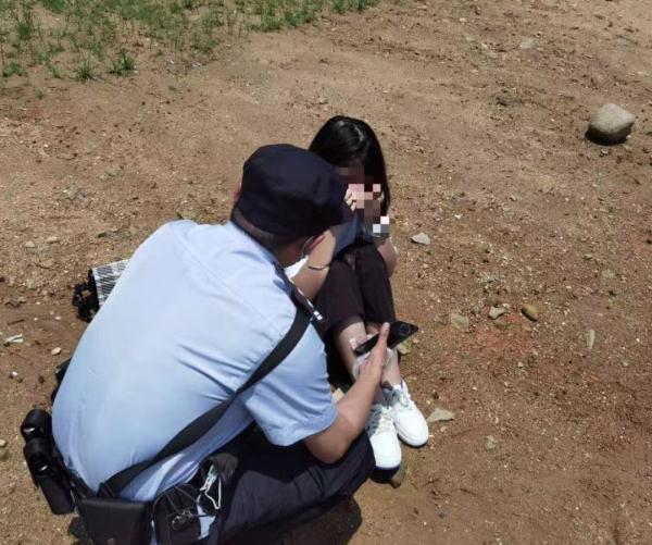 杭州一姑娘蜷缩在湖边……民警一看吓坏