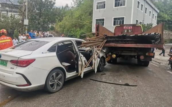 看着都疼！5根钢筋插入2名乘客身体！