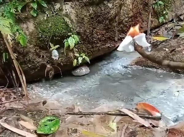 这个村庄的溪水冒泡竟能点燃，咋回事？当地回应