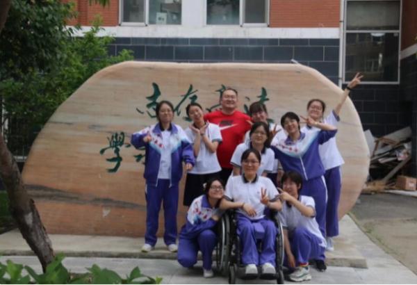 轮椅女孩王馨瑶圆梦北京大学