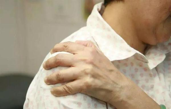 手抬不起来？有这几种原因！如何医治…详见→