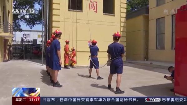 “衣服干了湿、湿了干” 他们在高温天气下负重几十斤救援