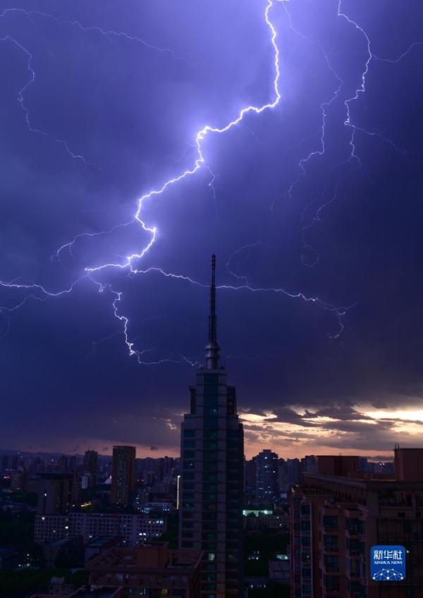 郑州发布雷暴大风黄色预警信号、暴雨黄色预警信号