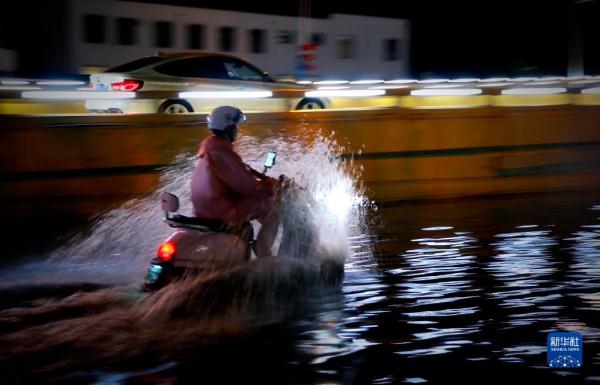 郑州发布雷暴大风黄色预警信号、暴雨黄色预警信号