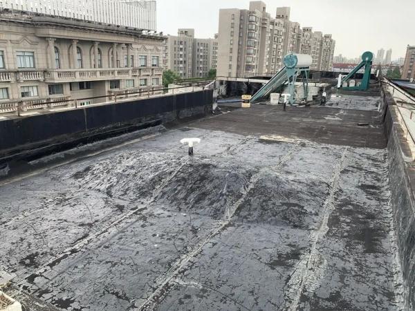 天花板3米裂缝，墙皮大量脱落...漏水越修越漏，物业竟称是“难以控制的变量”