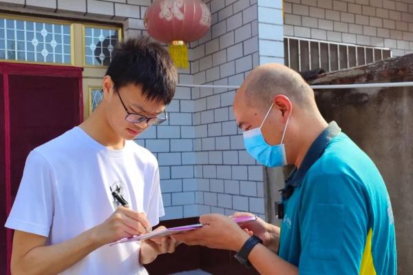 “刘清华”同学，你的清华录取通知书到了！