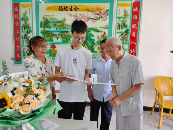 “刘清华”同学，你的清华录取通知书到了！