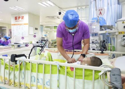 9岁女娃误入泳池深水区溺水，救生员“教科书式”急救挽回生命！