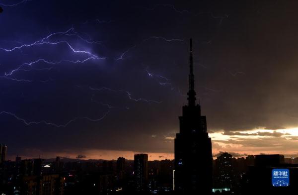 郑州发布雷暴大风黄色预警信号、暴雨黄色预警信号