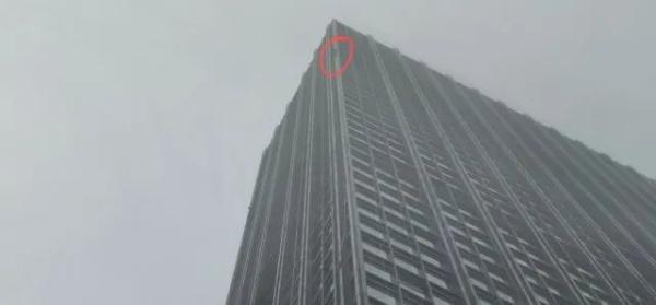 狂风暴雨时，杭州一“蜘蛛人”被困37楼窗外，大脑一片空白