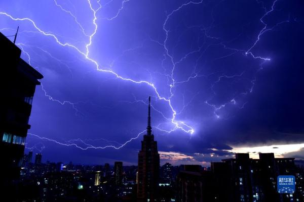 郑州发布雷暴大风黄色预警信号、暴雨黄色预警信号