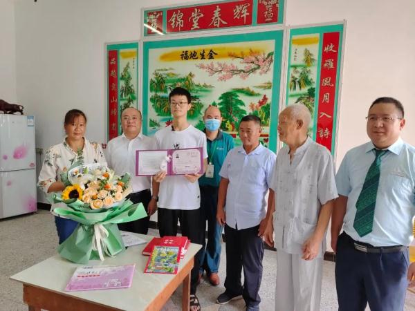 “刘清华”同学，你的清华录取通知书到了！