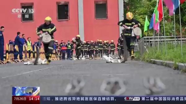 “衣服干了湿、湿了干” 他们在高温天气下负重几十斤救援