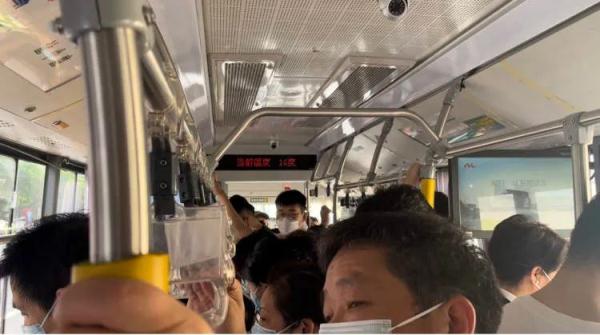 高温之下，上海的公交车居然集体打开了车窗？