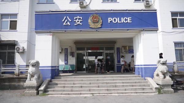 “二女”耍一男，“英雄救美”后......