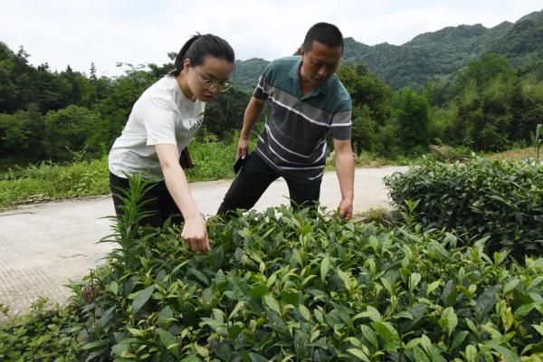 一线抗疫、驻村书记、直播带山货……“英雄妹妹”杜富佳，为你点赞！