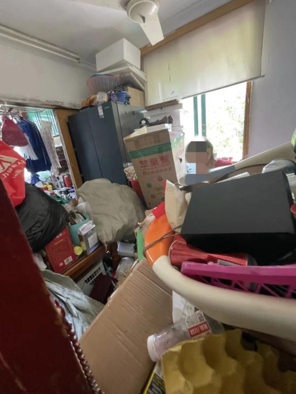 有个爱收集垃圾的邻居是什么体验…上海老爷叔：排泄物还直接往下扔，溅人一身！