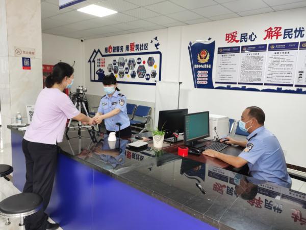 “夫妻警务站”：当好平安乡村守望者