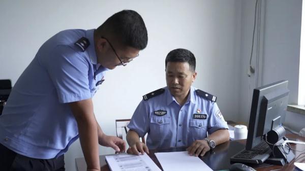 “二女”耍一男，“英雄救美”后......