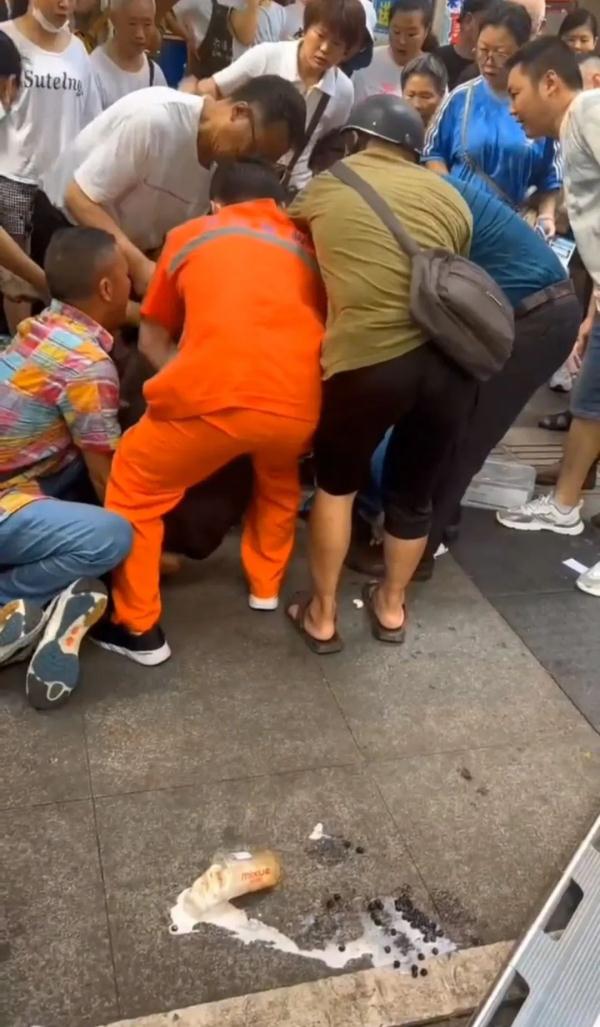 合肥80岁老奶奶吃汤圆误呛…关键时刻,学会这一招或能救命! 合肥80岁老奶奶吃汤圆误呛…关键时刻,学会这一招或能救命!