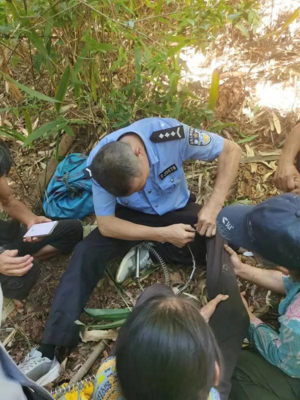 没想到草丛里面有个捕兽夹！别怕，我们来了......