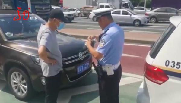 边开车边遛狗，一辆私家车在哈尔滨上演惊人一幕