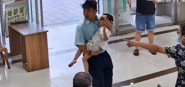 生死瞬间！3岁半小孩坠楼，邻居一家三口拿被子接住