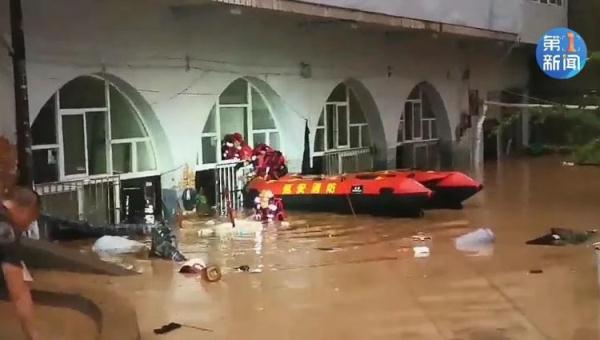 紧急救援!延安暴雨,洪水没过胸口,消防员死死抱住孩子…… 紧急救援!延安暴雨,洪水没过胸口,消防员死死抱住孩子……