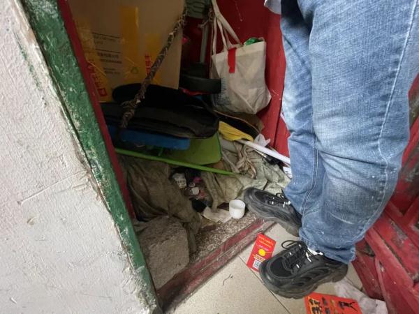 有个爱收集垃圾的邻居是什么体验…上海老爷叔：排泄物还直接往下扔，溅人一身！
