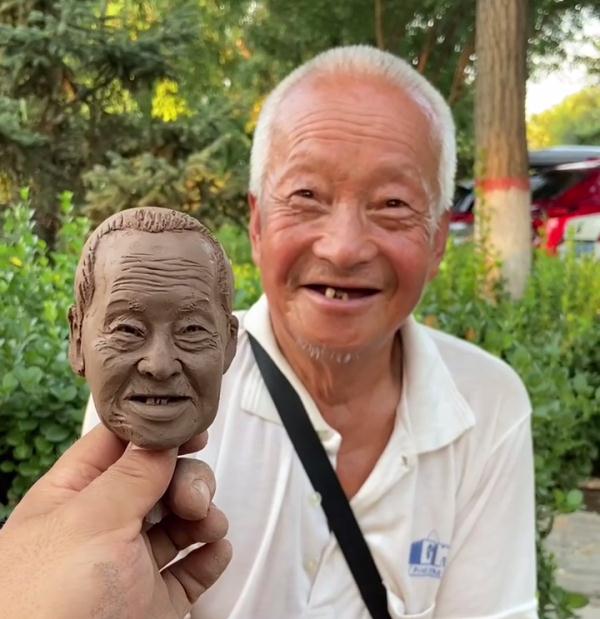 太像了!山西一非遗传承人给路人捏泥塑,栩栩如生