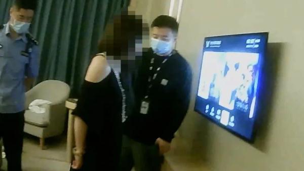 “二女”耍一男，“英雄救美”后......