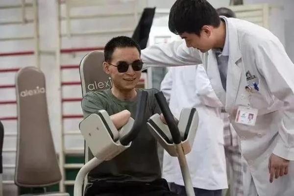 一线抗疫、驻村书记、直播带山货……“英雄妹妹”杜富佳，为你点赞！