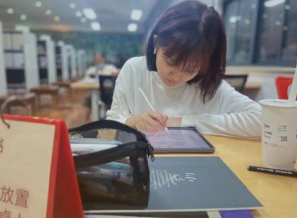 女生竟因头发颜色遭网暴！网评：泼脏水、放冷箭是病态现象