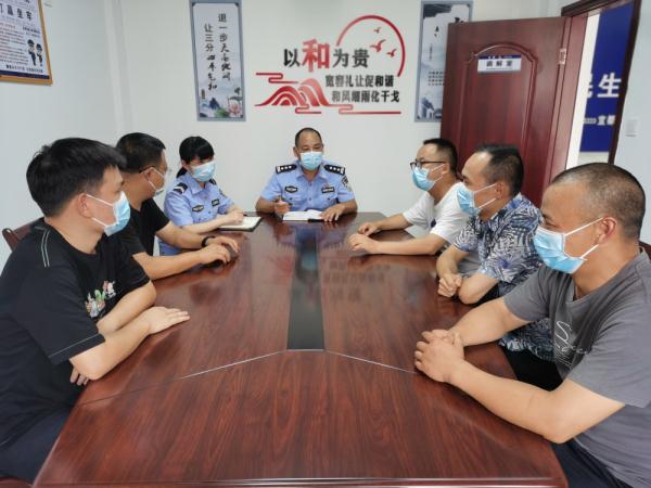 “夫妻警务站”：当好平安乡村守望者