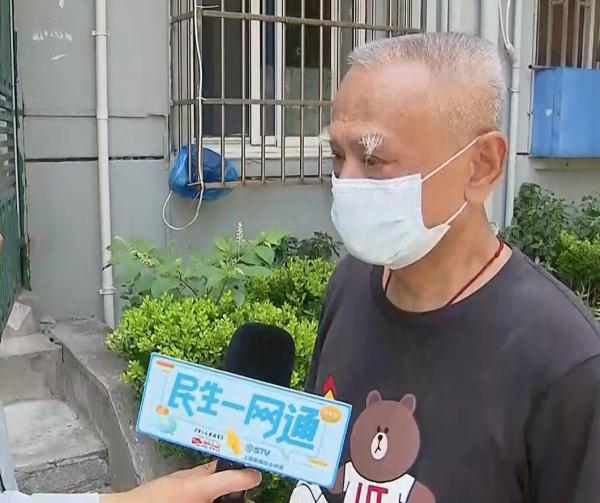 有个爱收集垃圾的邻居是什么体验…上海老爷叔：排泄物还直接往下扔，溅人一身！