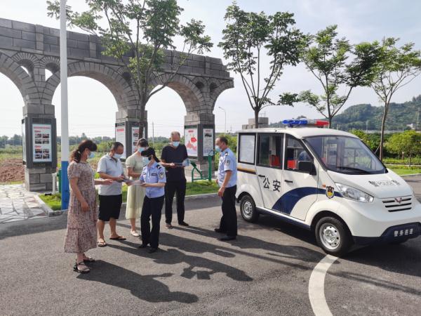 “夫妻警务站”：当好平安乡村守望者