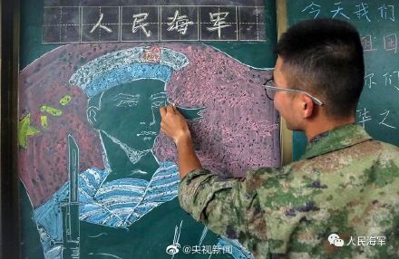 军人和小学生互相用拼音传纸条