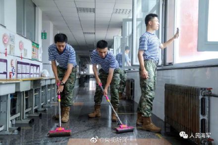 军人和小学生互相用拼音传纸条