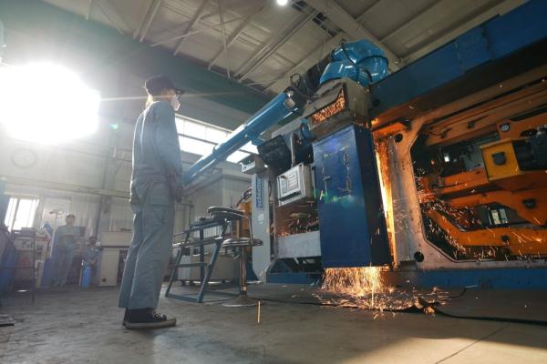 高温下的女焊接工 高温下的女焊接工